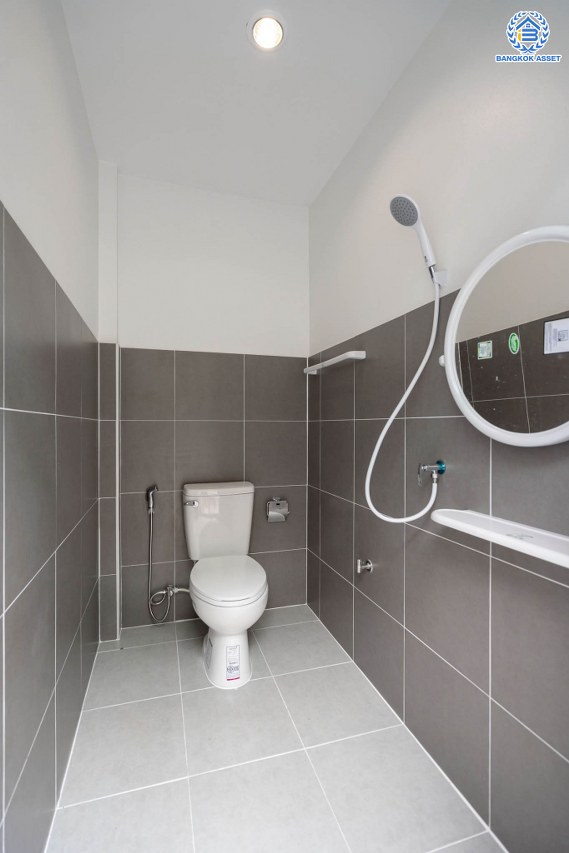 บ้านมือสองตกแต่งใหม่ แบรนด์ Q.House ม.ลัดดารมย์ ปิ่นเกล้า หลังใหญ่ตกแต่งเรียบหรู เนื้อที่ 92.8 ตร.ว. พื้นที่ใช้สอยเยอะถึง 320 ตร.ม. ฟังก์ชันจัดเต็ม 3 ห้องนอน 4 ห้องน้ำ 1 ห้องอเนกประสงค์ 1 ห้องแม่บ้าน จอดรถได้ 4 คัน พร้อม Living Room กว้าง บนทำเลศักยภาพ ใกล้เซ็นทรัลเวสต์เกต, วงเวียนพระราม5, ทางด่วน "กาญจนาภิเษก" และรถไฟฟ้า "สถานีตลาดบางใหญ่"